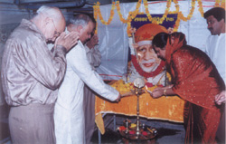 Trustees bowing at Sai